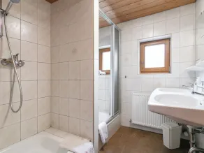 Spacious group house with lots of privacy - Image 2