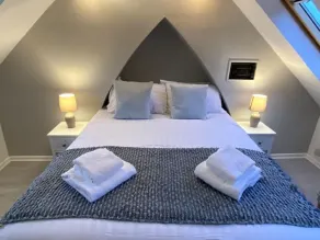 Minutes from Whitstable beach and high street. Sleeps up to 6 - Image 5