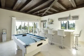 Luxury Family Villa 20 mètres de la plage, une vue imprenable et salon extérieur. - Image 3