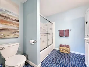 Vintage charm, modern comfort! Lakeshore retreat 3 mins to the beach! - Image 4