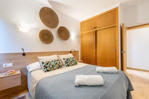 Holiday Home 'Apt Con Piscina Y Jardín' with Shared Pool, Wi-Fi and Air Conditioning - Image 3