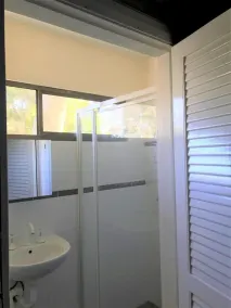 The Lake Guesthouse - Image 4
