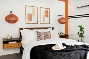 Cozy Studio with Queen Bed, City Walkable! - Image 5