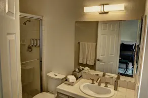 GROSS, PRIVATE Yard & Salzwasser, Beheizter Pool / Spa • Smart Home • Virtuelle 3D-Tour! - Image 4