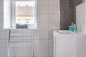 Renoveret landsbyhus med lukket have - Image 4