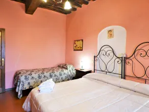 Rustic Holiday Home in Città di Castello with Swimming Pool - Image 3