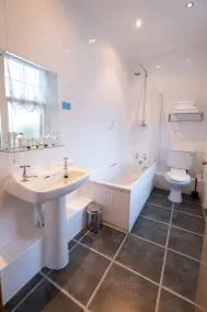 Country Property, Spectacular Seaviews & Hot Tub, 6 en-suite bedrooms Sleeps 12+ - Image 3