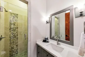 Remodeled Luxury Lakeview w Fireplace Hot Tub Gym PEAK SS13 - Image 3