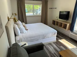 Boutique motel with private beach access & full kitchen - Image 5