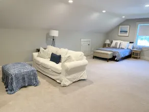 Spacious private 3rd floor studio suite with private ensuite bathroom - Image 4