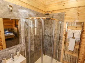 HOLLY LODGE, family friendly, with pool in Greetham, Rutland - Image 2