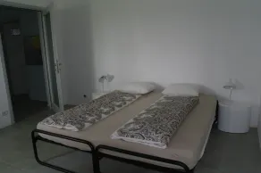 Modern 3 bedroom garden apartment with maximum privacy - Image 3