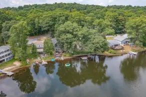 Beautiful lake front home. Amazing view! - Image 5