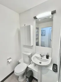 Beautifully furnished 2 bed apartment in East London - Image 3