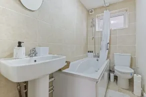 Cosy 2 Bed, Gatwick Airport - Image 2
