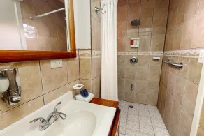 Perfectly located apartment w/ WiFi, AC, shared garden/pool - steps to seashore - Image 2