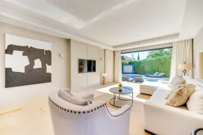 Ideal contemporary renovated villa for sophisticated travelers - Image 5