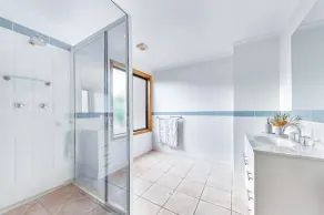 Panoramic ocean views with a pool - Image 4