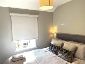 4 Bed House Sleeps 7 - Parking Garden Wifi - Image 5