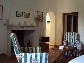 Apartamento en villa rural con parque de árboles seculares a 800 metros del mar. - Image 2