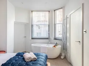 Chelsea Posh Apartment - Image 4