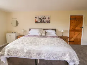 TREBOETH, pet friendly, character holiday cottage in Knighton - Image 5