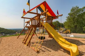 Enjoy Idle Time at Table Rock Lake with Arcades, Private Hot Tub, Dog-Friendly Stay & Free Tickets - Image 2