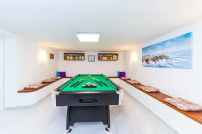 Villa Rosemary - seafront, pool, jacuzzi, gym, pool table - Image 2