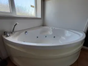 6 Personen Ferienhaus in 1. Reihe zum See mit Kanu und herrlichem Seeblick, Sauna, Whirlpool, Kaminofen, Klimaanlage und E-Tankstelle am Haus in Otterndorf - Image 4