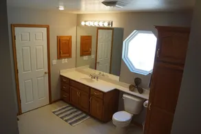 Maison au lac des Ozarks - bord de l’eau avec quai, NOUVELLES TERRASSES & ESPACES EXTÉRIEURS POUR 26 - Image 3