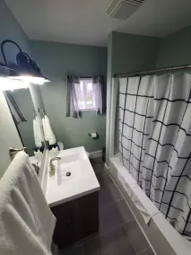 Comfortable 3 Bedroom Home, Free Parking, WIFI - Image 2