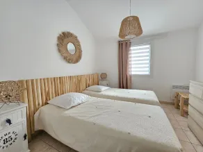 Comfortable house, walk to beach and shops, pets allowed upon request - Image 3