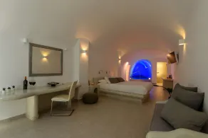 Grand Luxury Suite with indoor Pool & outdoor Hot tub at Pegasus Suites & Spa - Image 4