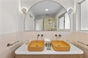 Family Friendly 2 Bed Flat with Balcony - Image 3