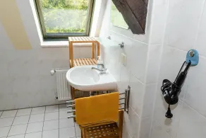3-R-Ferienwohnung-fuer-4-Personen-in-Schaprode-auf-Ruegen-Zi3 - Image 3