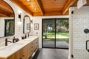 Exquisite oceanfront home with balcony, gym, & washer/dryer - Image 3