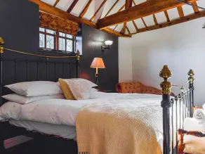 A lovely couples retreat in the heart of the Chilterns. - Image 5