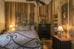 Orient Point Suite at the Calhoun House Inn & Suites - Image 3