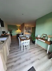 Charming, quiet apartment with grounds - Image 5