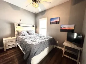 Cozy, 2-bedroom vacation home. 1 mile to DT: Hot Tub, 86\" TV, Golf & Fenced Yard - Image 5