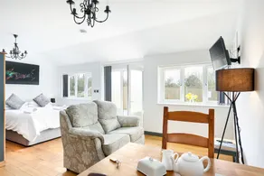 Romantic Cosy Studio Cottage with Hot Tub - Image 4