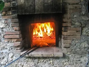 5 bedroom property with private pool, gym, ping pong, 90km northern Rome - Image 2