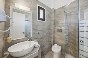 Alexandra Apartment 1 Holiday Home with Balcony & Wi-Fi - Image 2