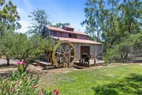 Quirky Barn, Close to Melbourne. - Image 4