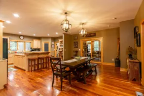 LAKEFRONT FAMILY RETREAT ON THE EASTERN SIDE OF CASTLE ROCK LAKE - PET FRIENDLY - Image 4