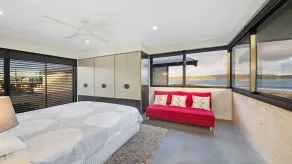 Beachfront accommodation, stroll to shops - Image 3