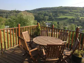 Quiet Sunny South Facing Lodge, Private Decking with Great views & Car Parking - Image 2