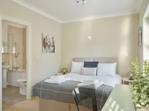Stunning 3 Bed Town House with Private Parking - Image 3