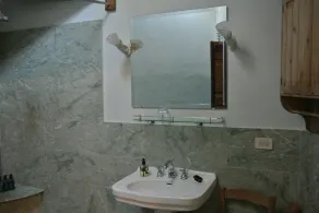 The Granary- 3 Bedroom Apartment in Medieval Castle with huge living room - Image 2