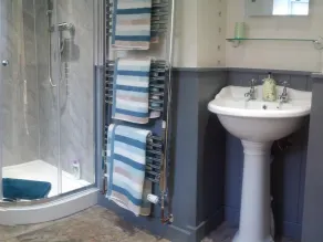 Apartment-Ensuite with Shower-Terrace-Garden Apartment - Image 3